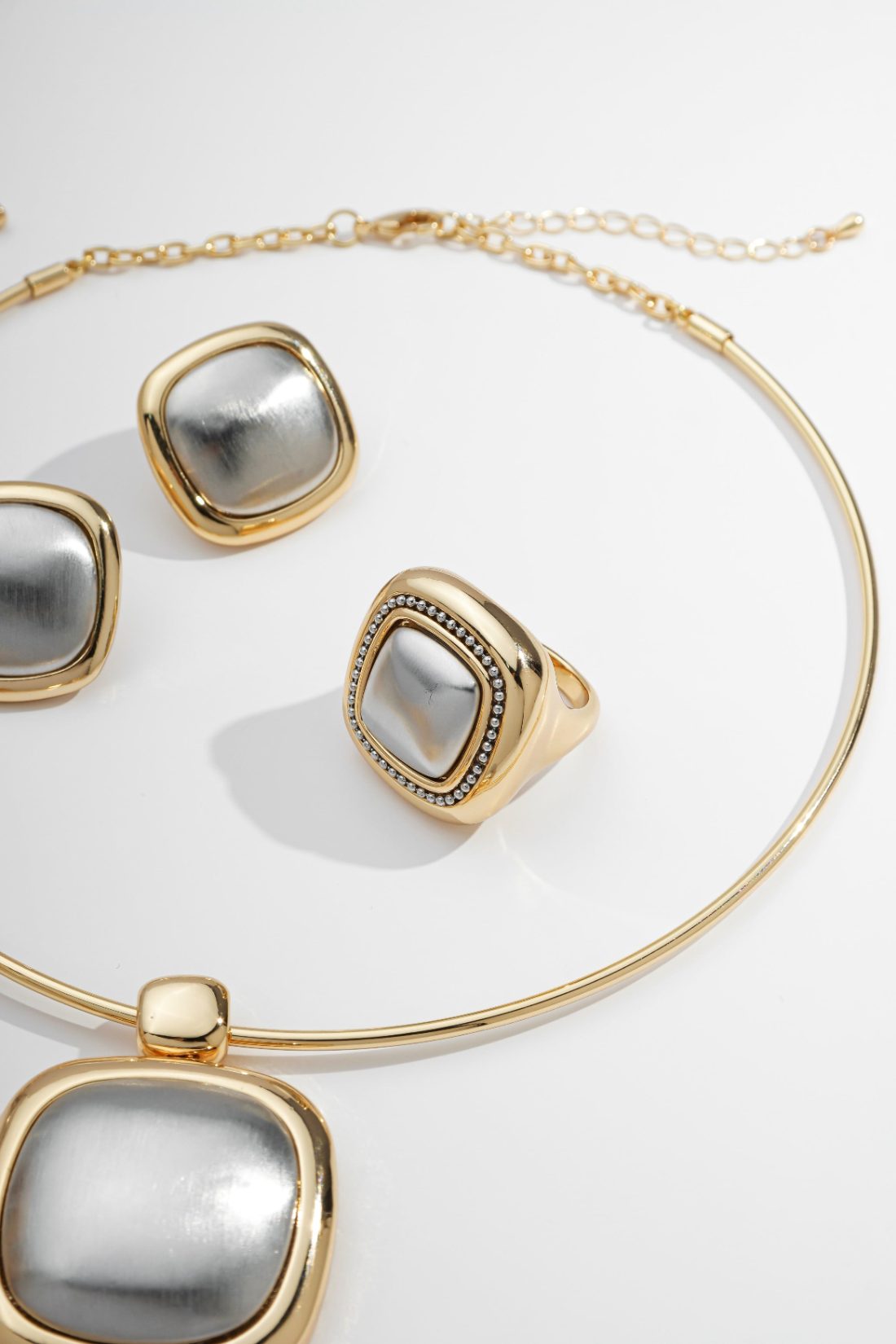 Colar choker dourado com pingente quadrado em prata escovada
